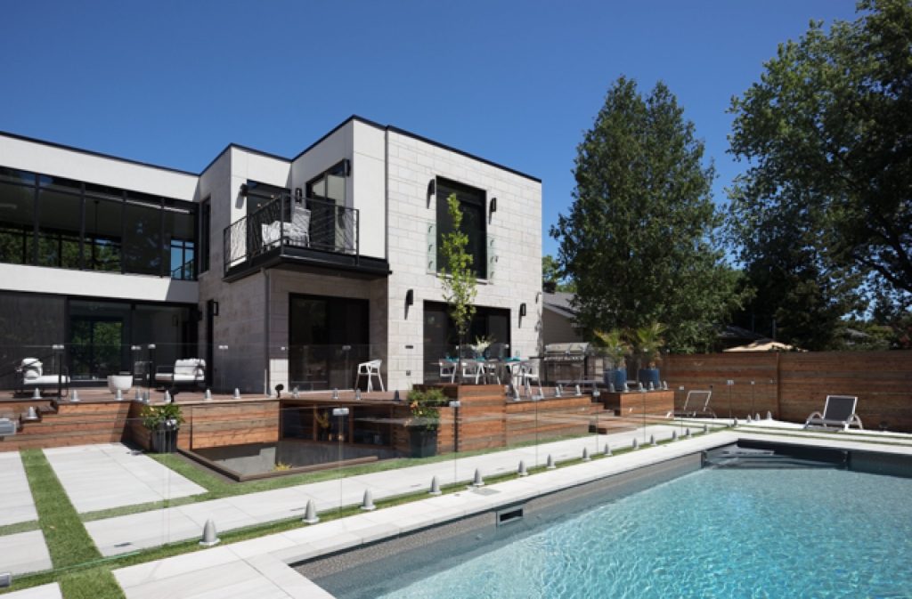 A modern white boxed style hoise with a pool. 