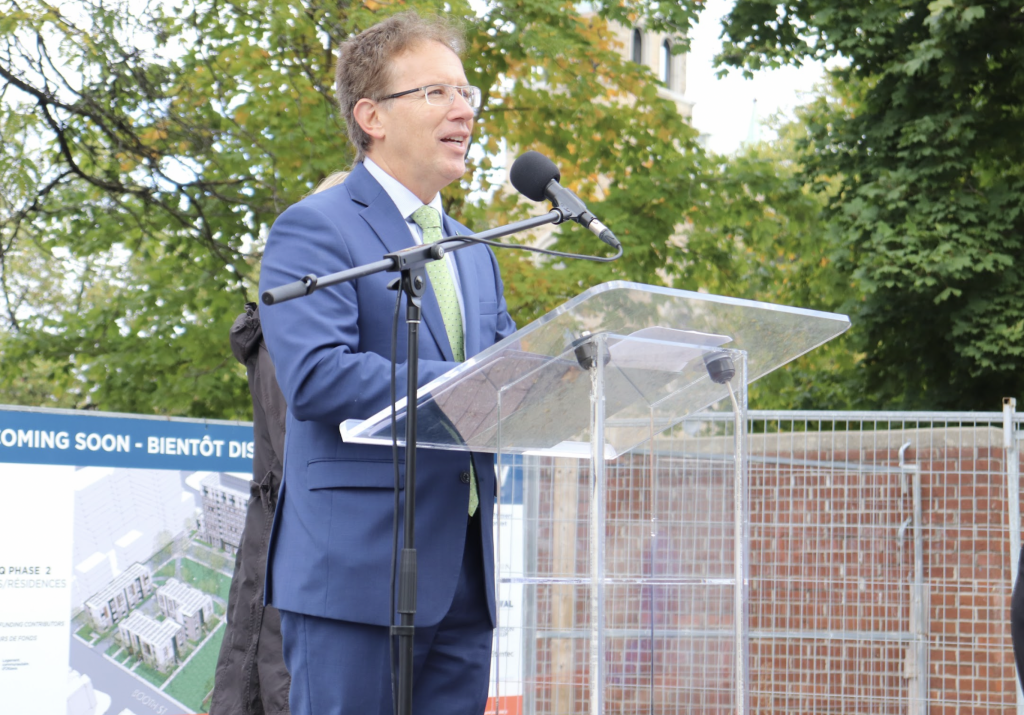 Stéphane speaks at a podium. 