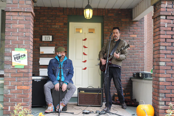 The Beating Hearts at the 2015 Ottawa Porchfest. From the left, Chris Siebel and Chris Sims.