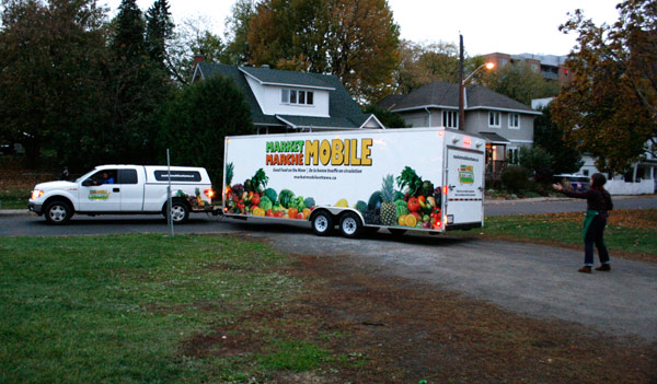 The Market Mobile pulling into Laroche Park from Stonehurst Ave.