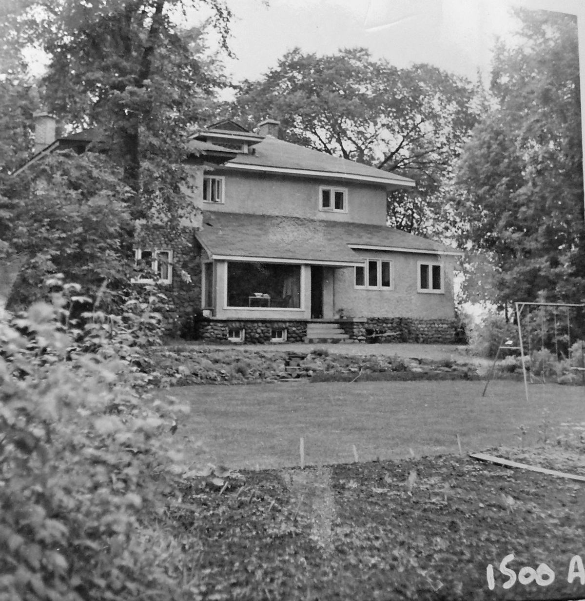 The Jones house was rented to the First Secretary to the High Commissioner of New Zealand, and was the site of many summer garden parties. Photos courtesy of Library and Archives Canada. Click photo to enlarge.