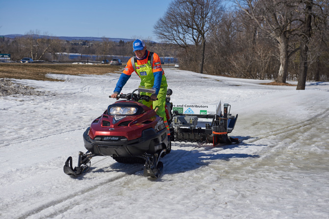 Groomer Dave in action! Photo by Ellen Bond